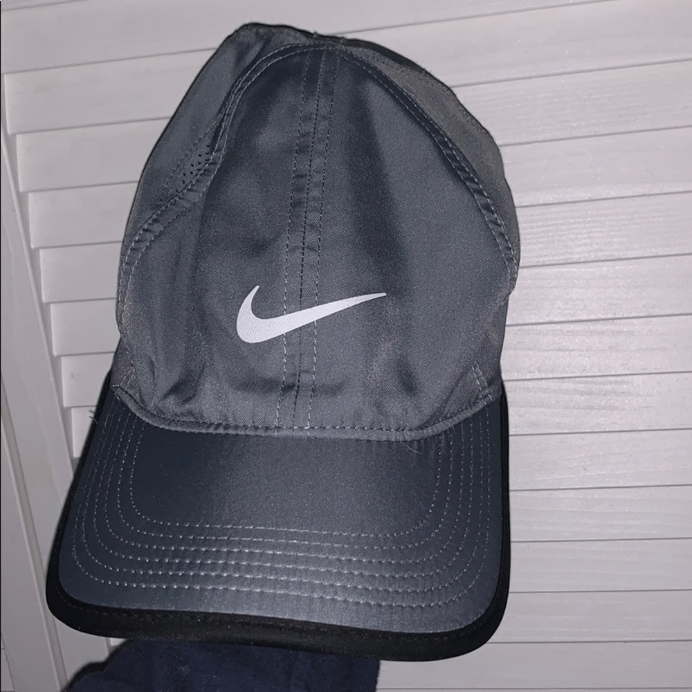 GREY NIKE HAT